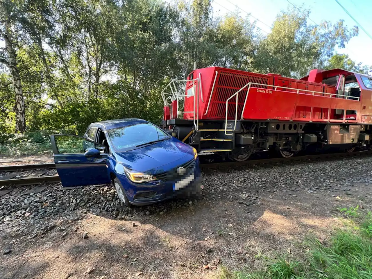 Hamburger Hafen: Opel von Zug gerammt und mitgeschleift