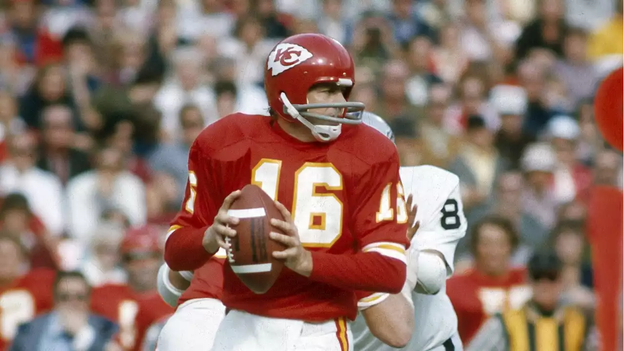 Len Dawson, Kansas City Chiefs quarterback and broadcasting legend, dies at 87