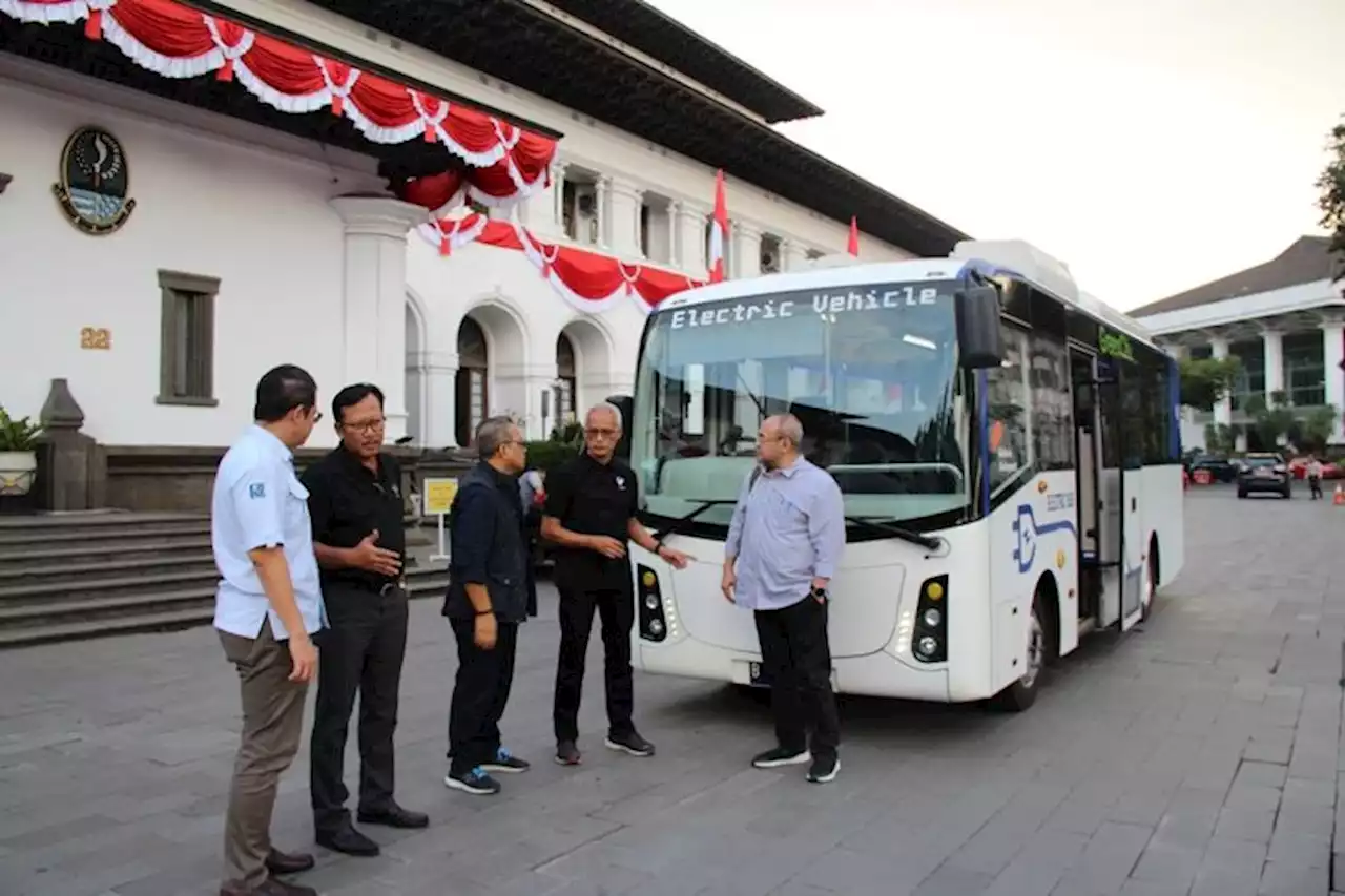 Progres Bus Listrik Bandung Raya Masuki Tahap Workshop, Bus Dihadirkan di Gedung Sate - Pikiran-Rakyat.com