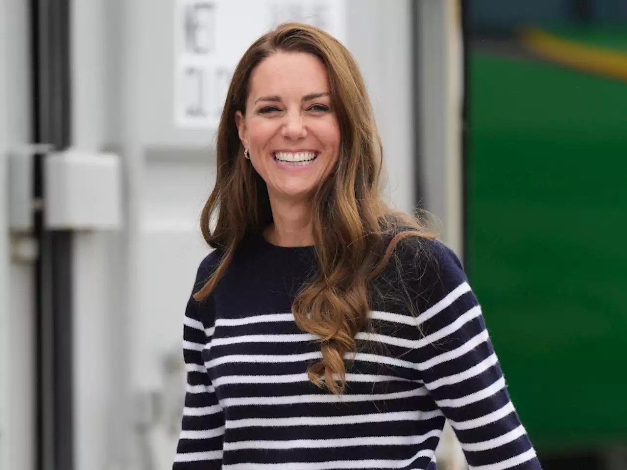 People Are Praising Kate Middleton for ‘Keeping it Simple’ by Flying Economy & Having Her Kids Carry Their Own Luggage