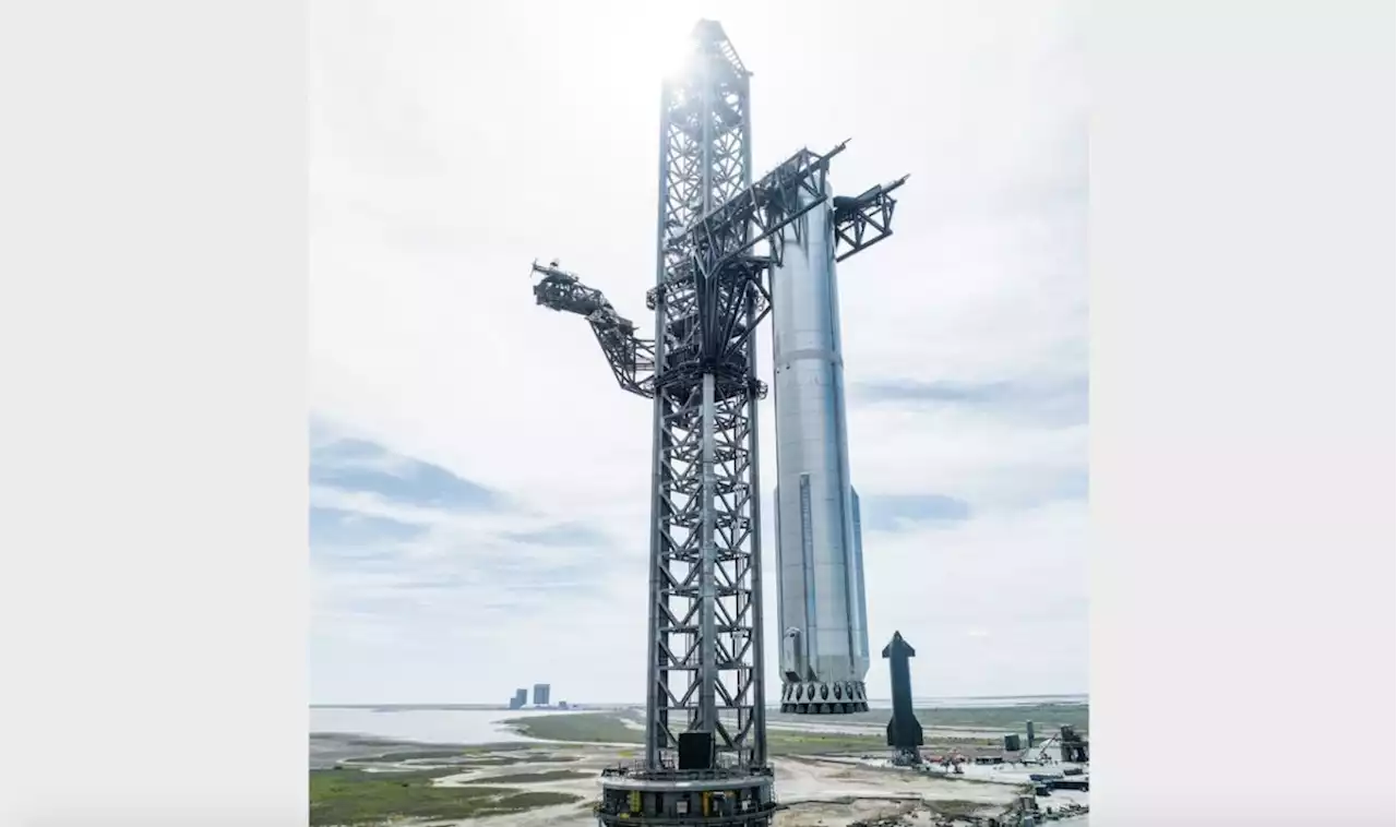 SpaceX lifts 33-engine Starship Super Heavy booster onto launch pad (photo)