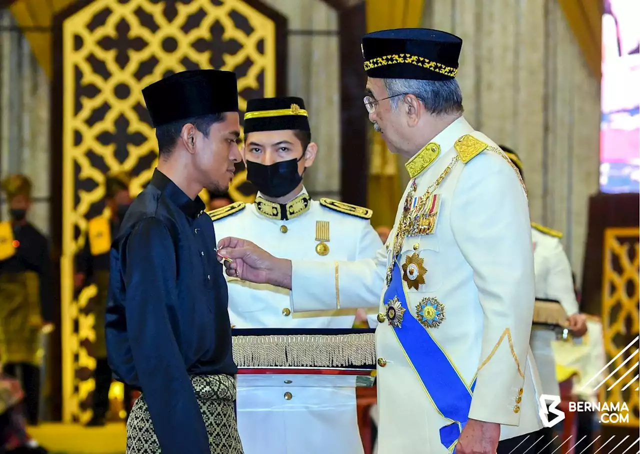 Abang Viva dapat Pingat Jasa Kebaktian Melaka