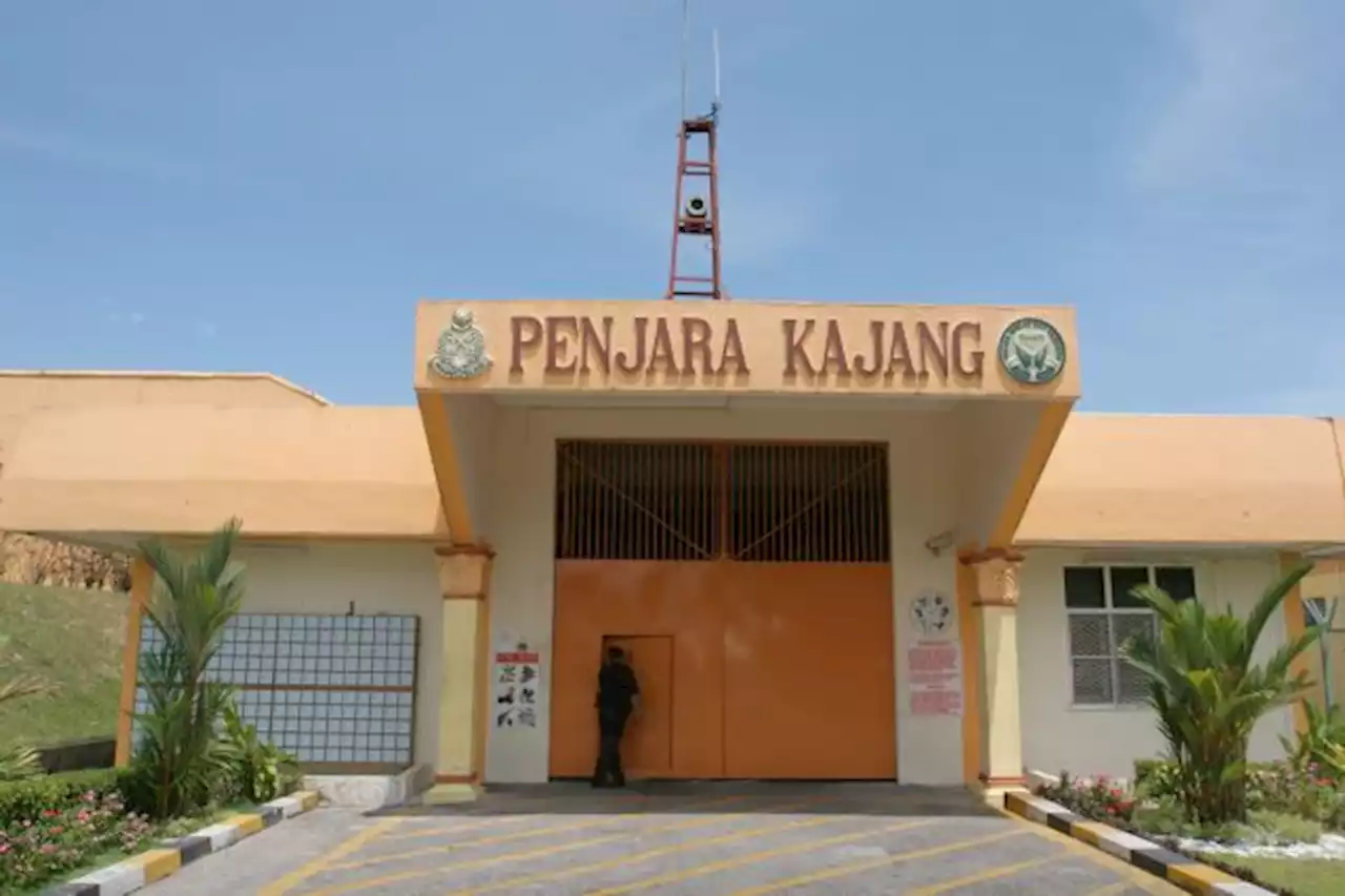 Keadaan di sekitar Penjara Kajang tenang, terkawal