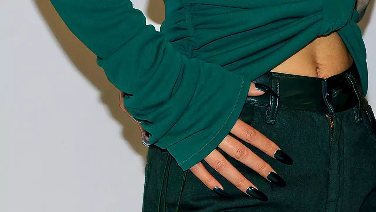 Uñas espejo: diseños para mujeres elegantes que buscan deslumbrar