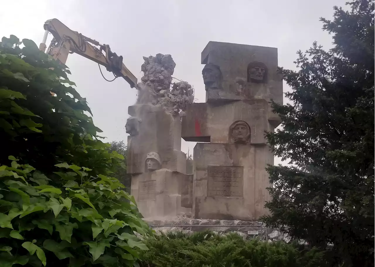 Poland begins to dismantle Soviet-era monument