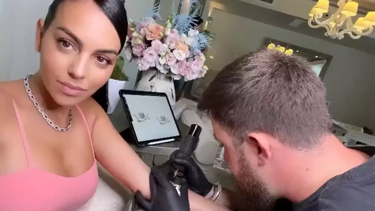 Georgina Rodríguez Mostra Se A Fazer Tatuagem Em Homenagem Ao Filho Que Perdeu 4049