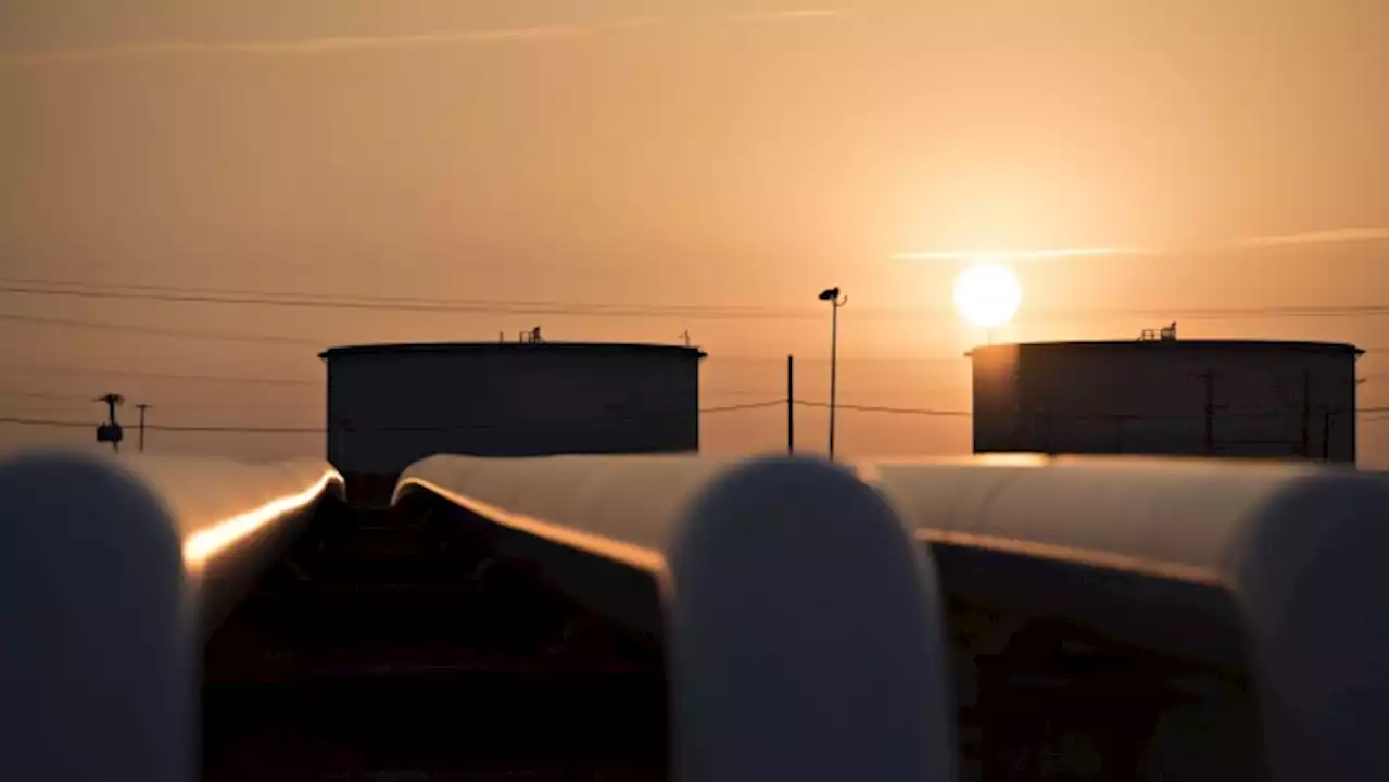 Oil rises as Iran talks linger and U.S. crude stockpiles decline - BNN Bloomberg