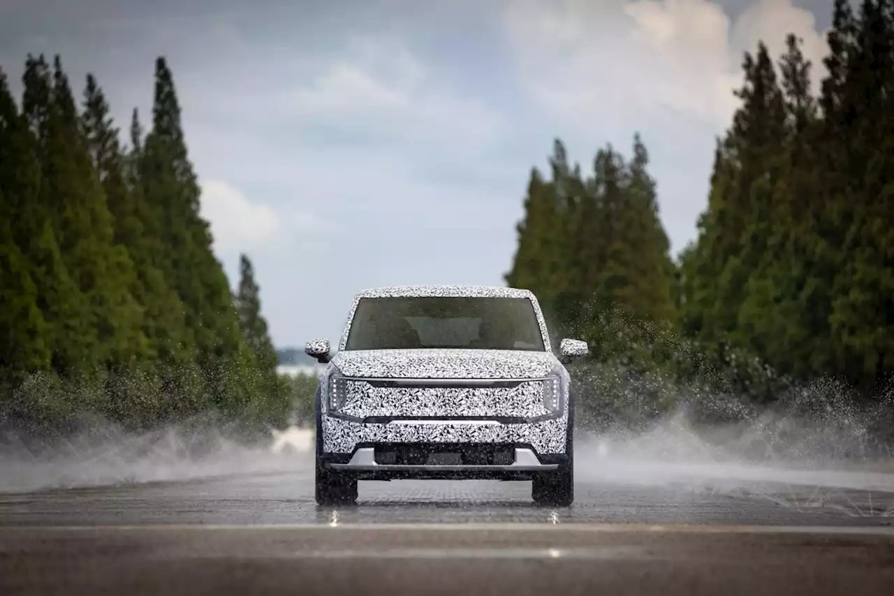 Kia EV9 SUV Shown Testing ahead of Early 2023 Debut