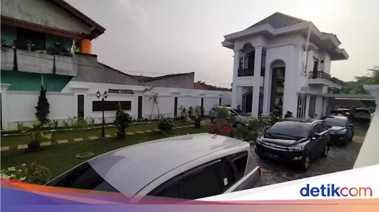 Lurah Lihat KPK Bawa Ratusan Juta dari Rumah Rektor Unila