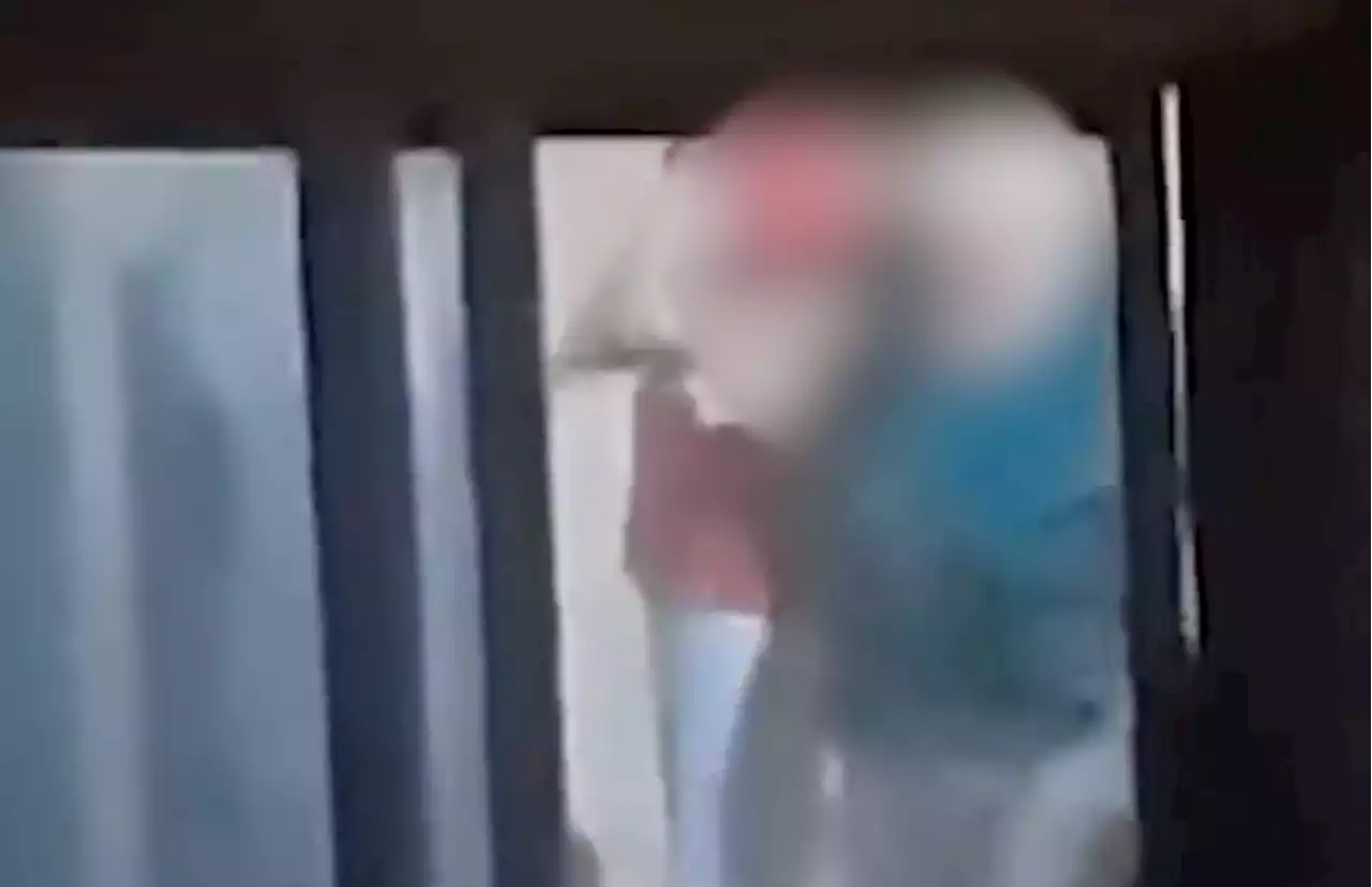 لقطات صادمة.. ابنة تعتدي بالضرب على والدتها المسنة في لبنان.. والجار يوثق الحادثة.. (فيديو)