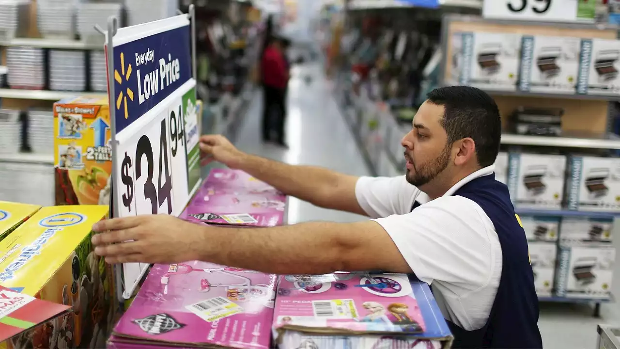 As inflation cuts spending, Walmart sweetens savings for subscribers