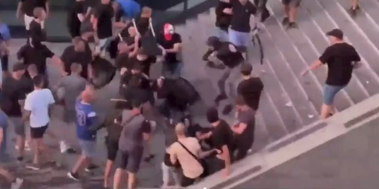 Video: Hooligans prügeln mit Sesseln aufeinander ein