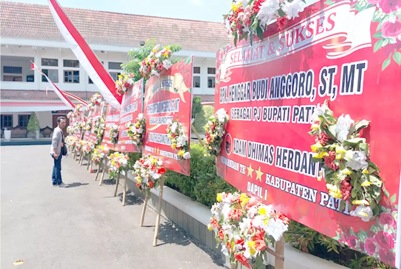 Karangan Bunga PDIP Sambut Pj Bupati Pati Henggar Budi Anggoro Banjiri Pendapa Pemkab