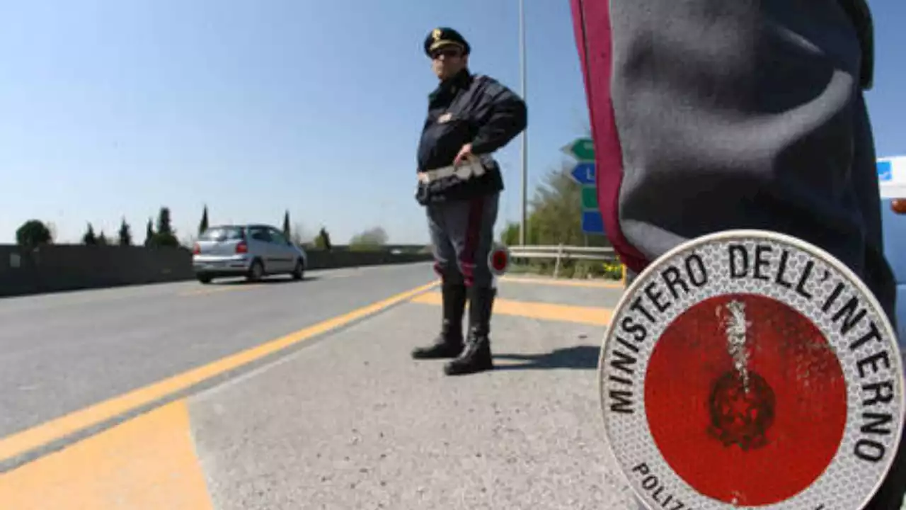 La Polizia salva un minorenne straniero nascosto in tir