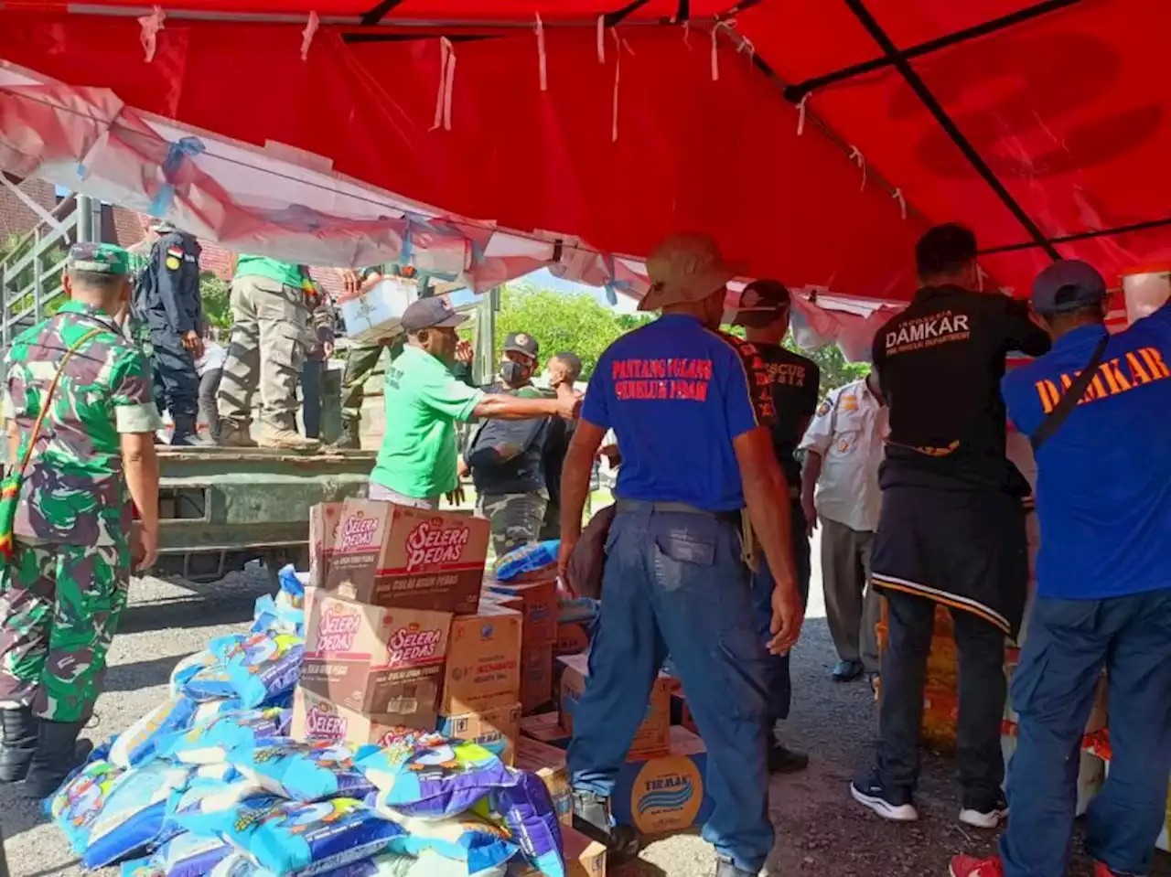 2.000 Pengungsi Banjir Bandang dan Tanah Longsor di Sorong Mulai Terima Bantuan