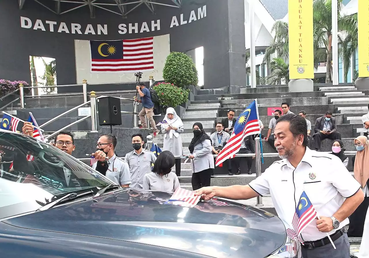 Displaying Jalur Gemilang to promote patriotism