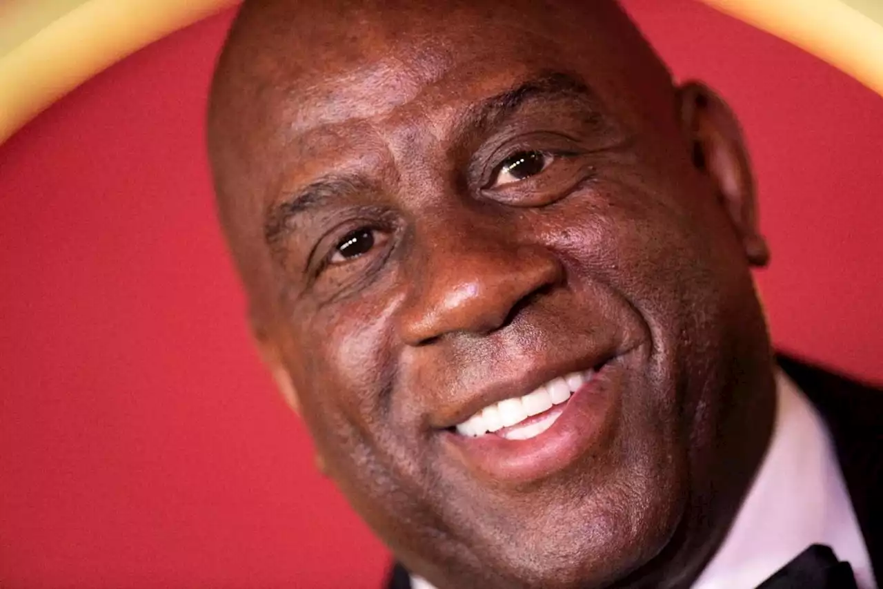 Posts falsely claim photo shows Magic Johnson donating blood