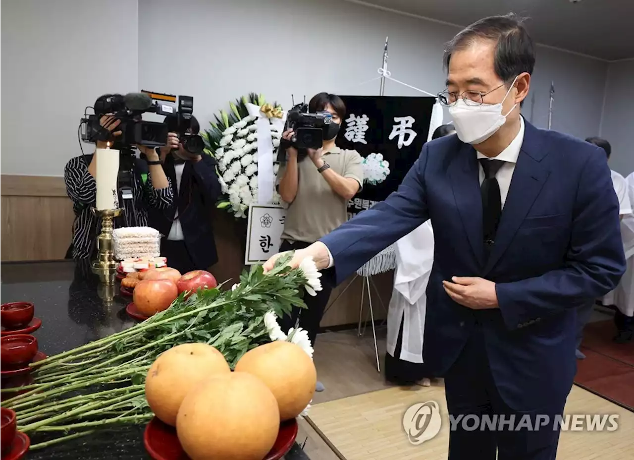 한덕수 총리, '수원 세모녀' 조문…'사각지대 메울 방안 찾겠다' | 연합뉴스