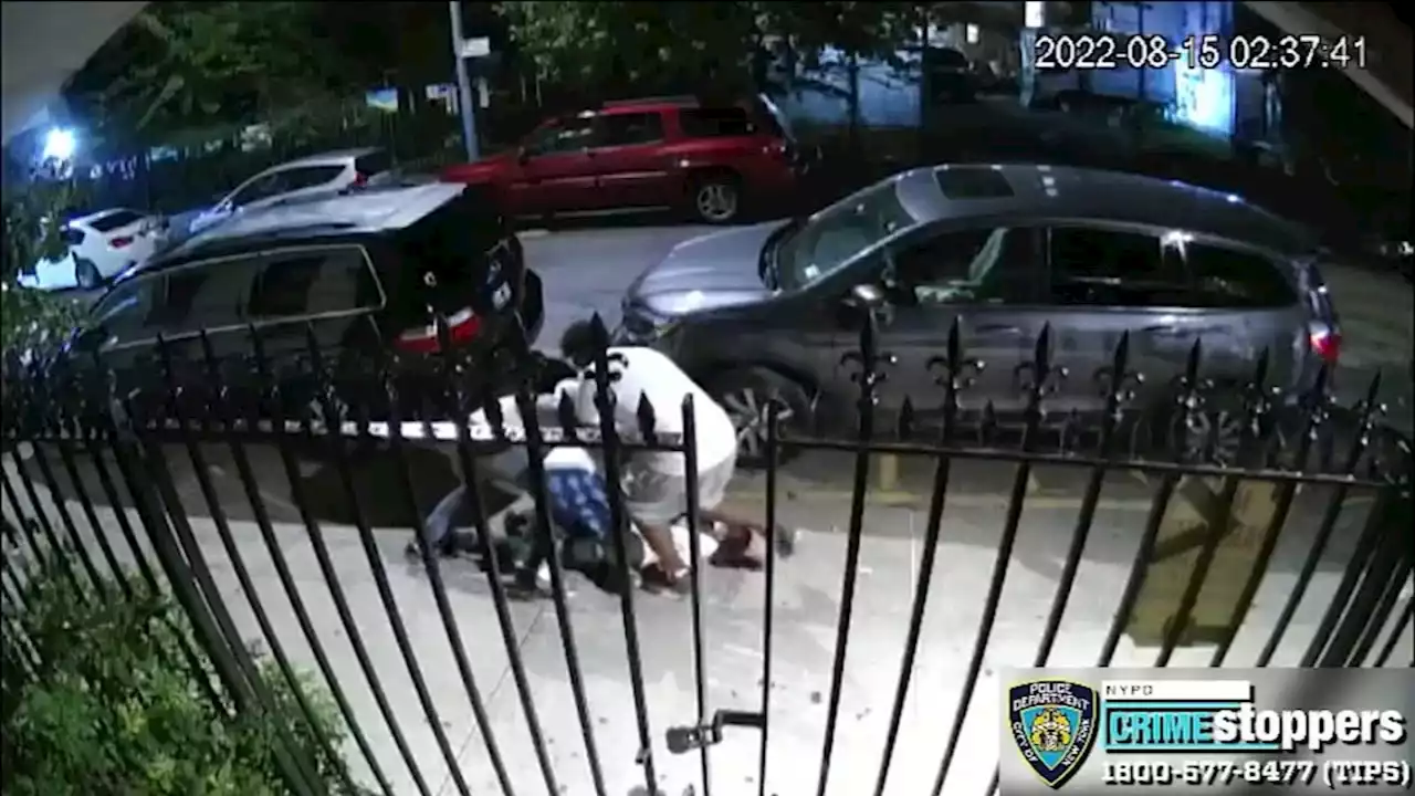 67-year-old man beaten and robbed by group of men, teens in Melrose, Bronx