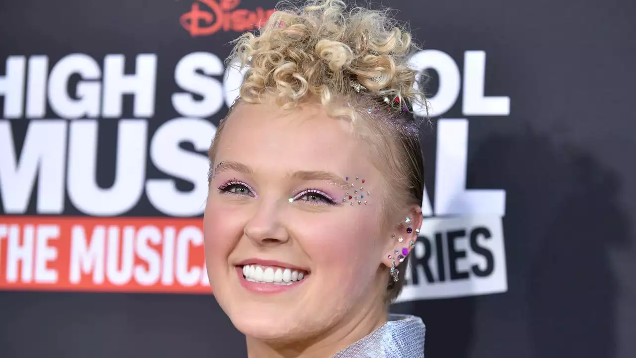 Jojo Siwa's Hair Is a Rainbow Eruption Doused In Holographic Hair Tinsel and All-Over Gems