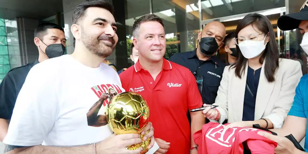 Kala Penggemar Minta Tanda Tangan Michael Owen di Trofi Ballon d'Or - Bola.net