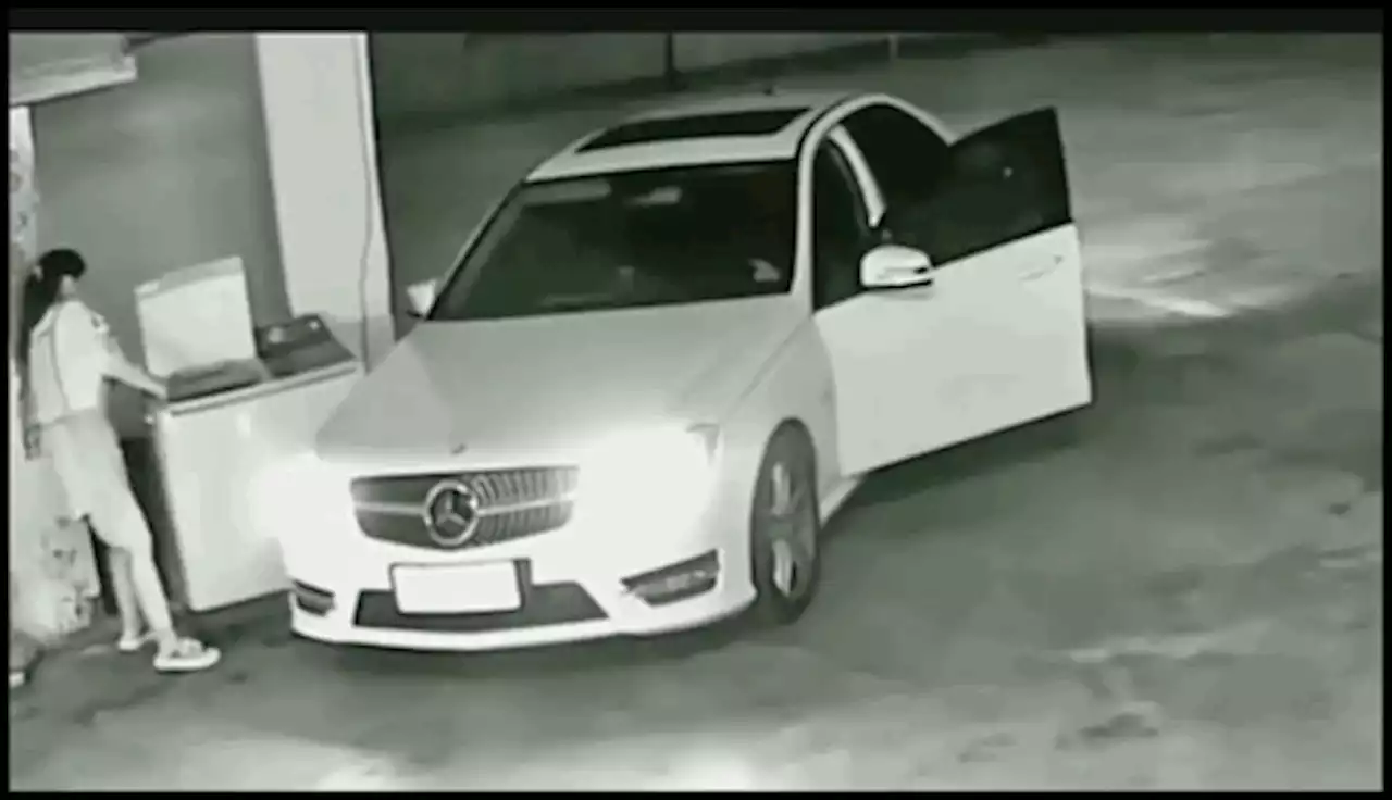 Woman Struggles To Reverse Mercedes Out Of Parking Spot, Things Quickly Go From Bad To Worse | Carscoops