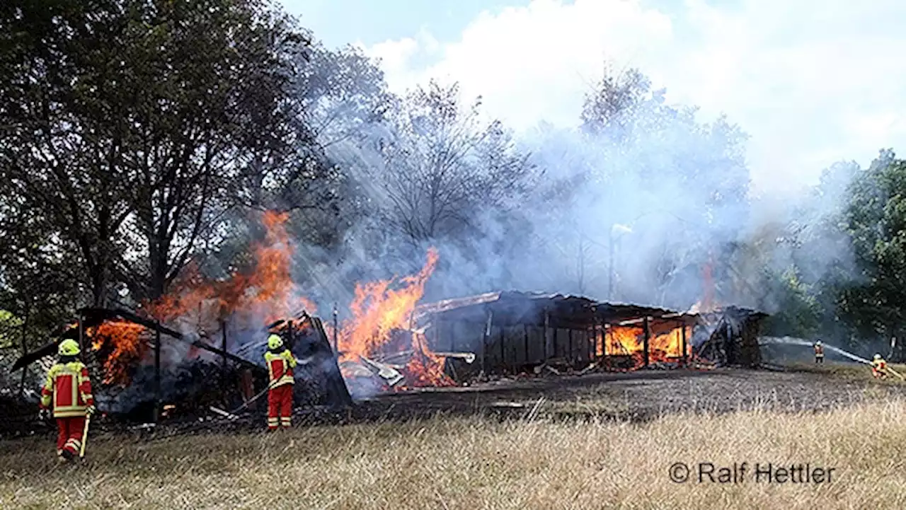 Brand von mehreren Holzgebäuden droht zu eskalieren