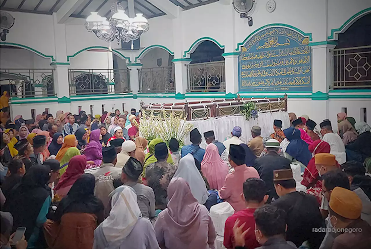 Ribuan Jemaah Berdatangan Haul Sunan Pojok di Blora