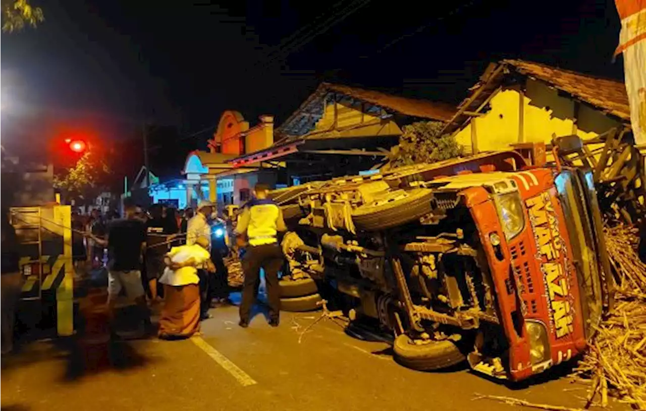 Truk Bermuatan Tebu Timpa Rumah Warga, Dua Orang Dilarikan ke Rumah Sakit