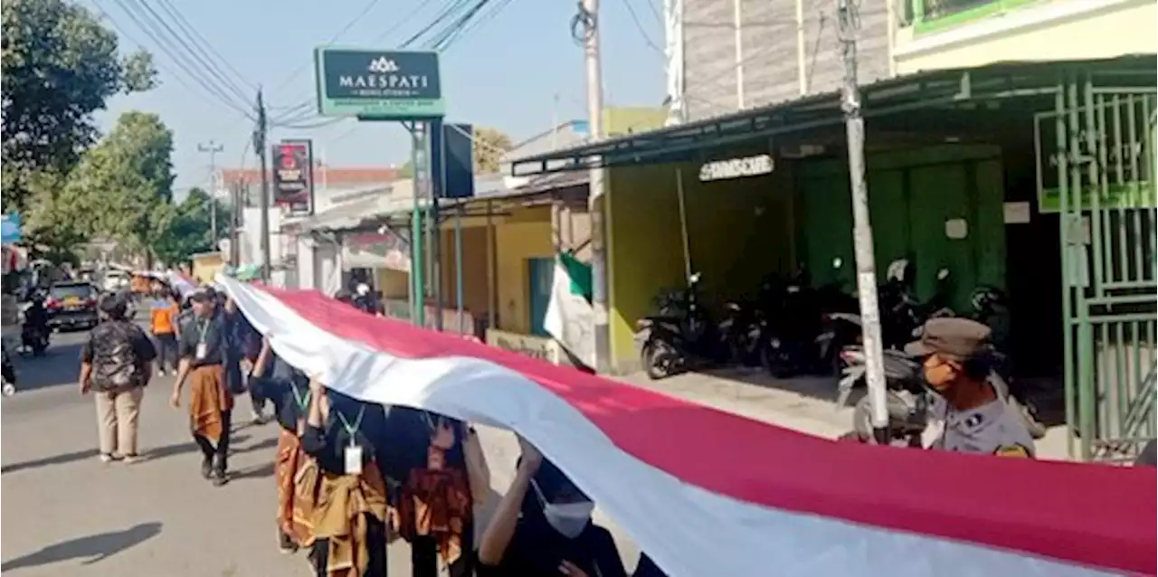 Peringati HUT RI, Mahasiswa UIN Solo Bentangkan Bendera Merah Putih 1.000 Meter | merdeka.com