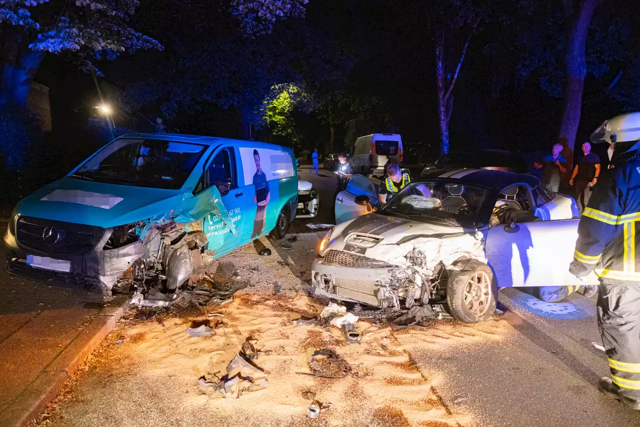 Kleinwagen rast in drei parkende Autos – Mann schwer verletzt