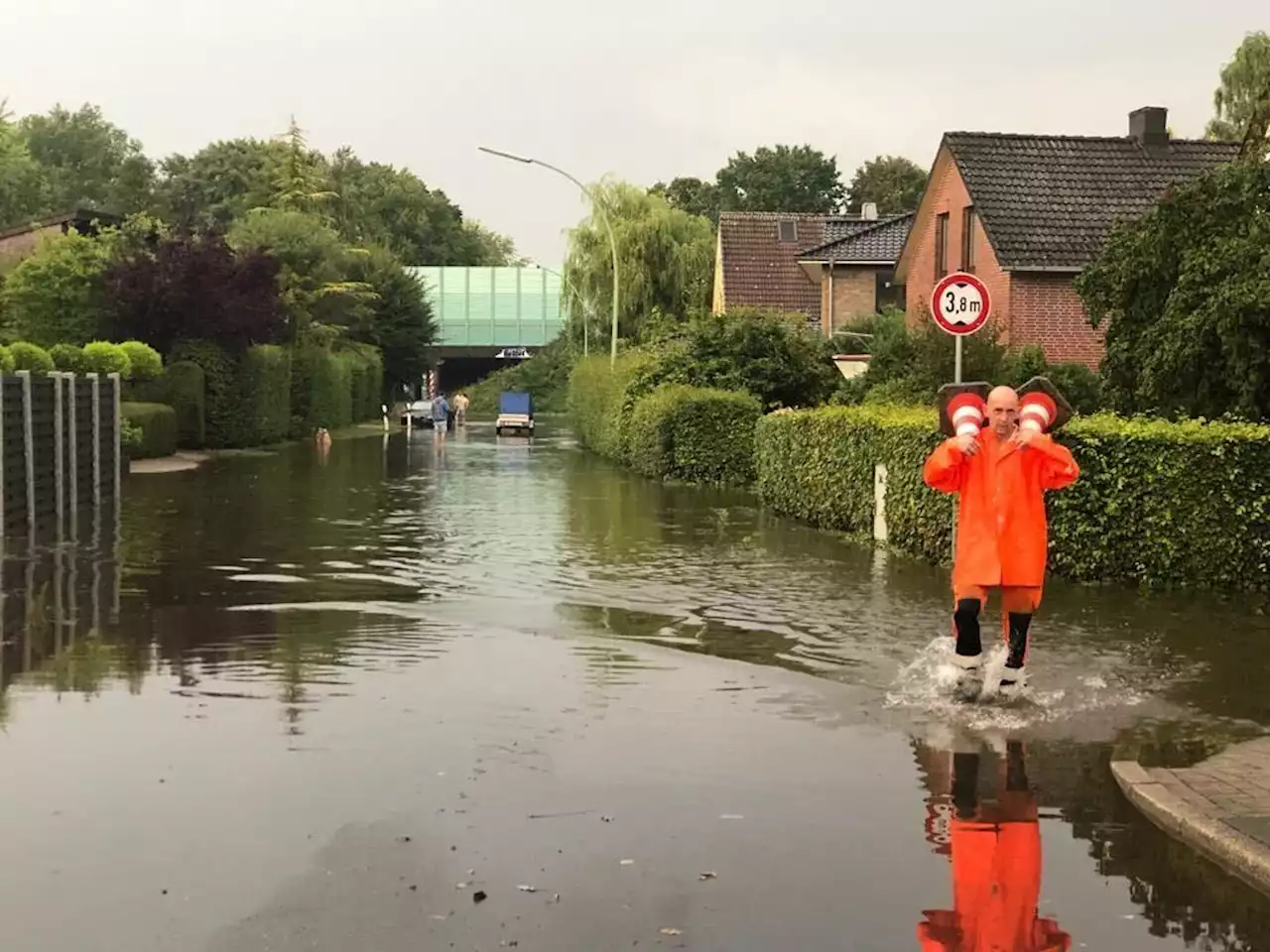 Nach heftigem Regen: Straße nahe Hamburg überschwemmt