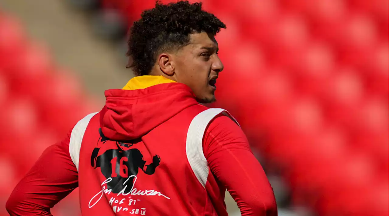 Watch: Mahomes, Chiefs Take Penalty to Pay Tribute to Len Dawson