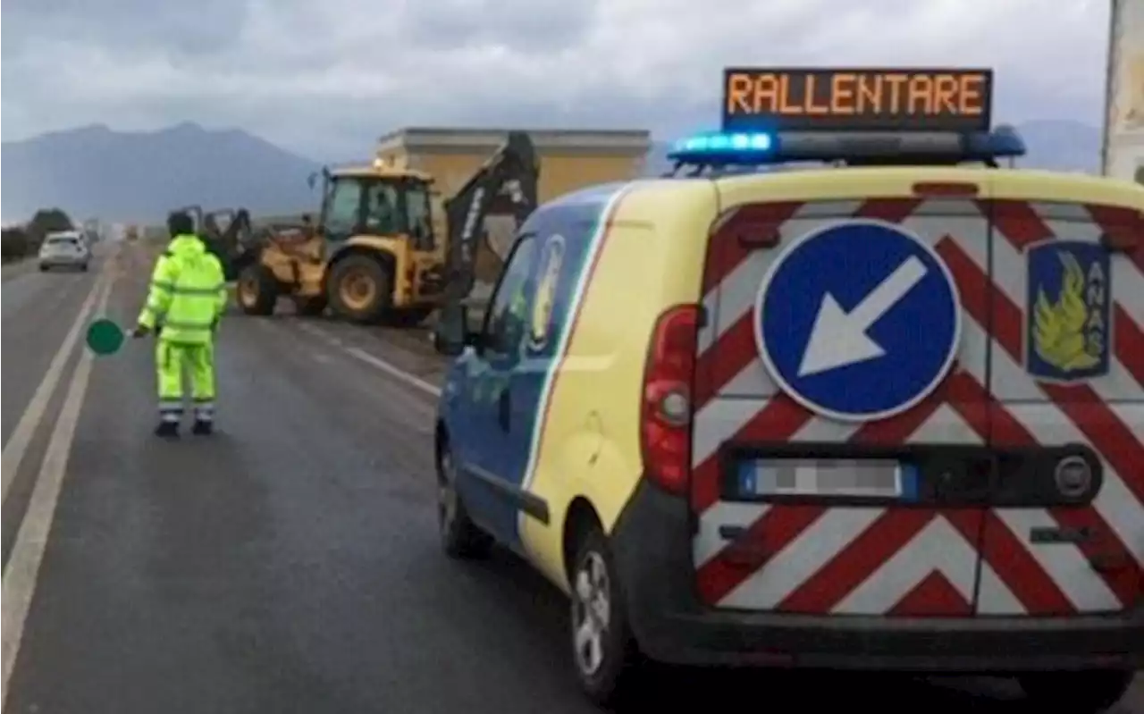 Incidente a Salerno, autocarro si ribalta sulla A2: traffico bloccato