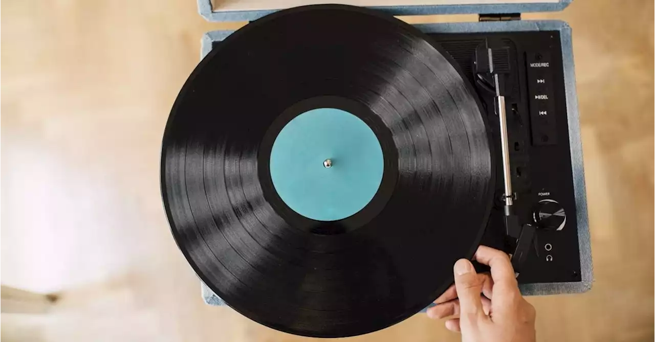 Can a 'Record-Reading' Man Identify Music by Examining Record Grooves?