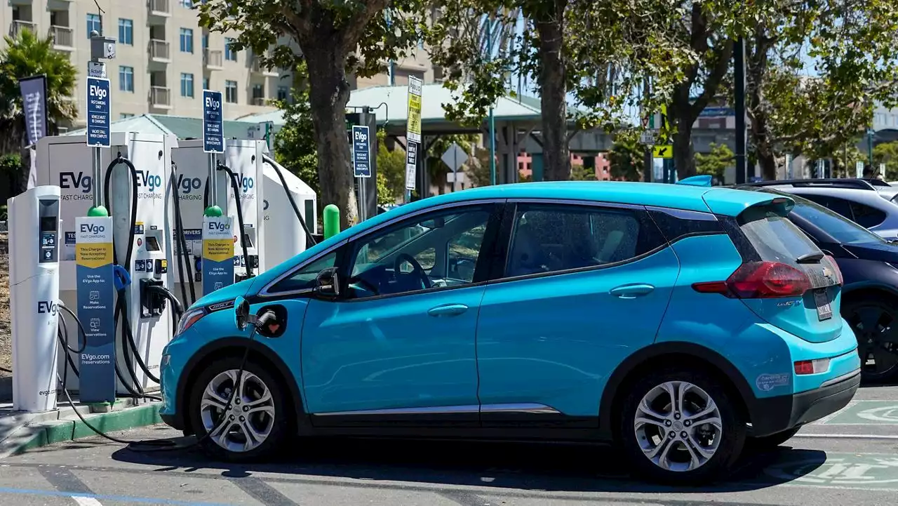 California moves toward phasing out gas-fueled vehicles