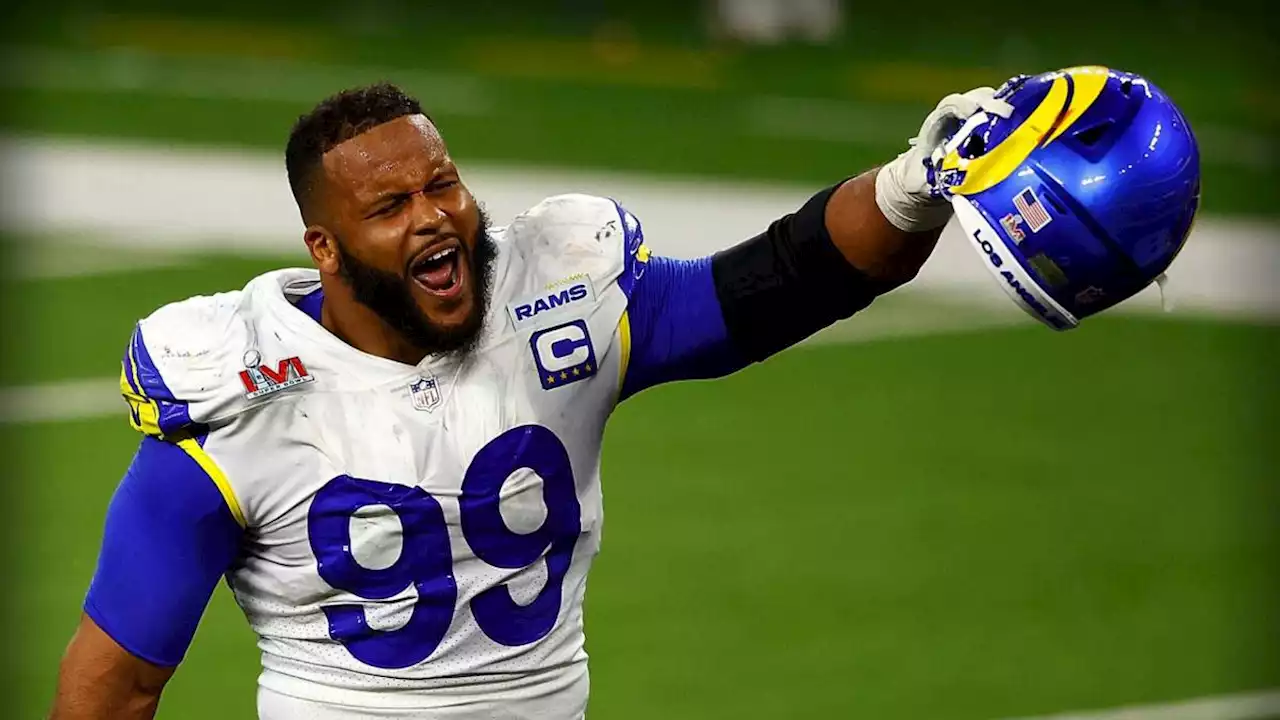 Aaron Donald pierde la cabeza y golpea con un casco a jugadores