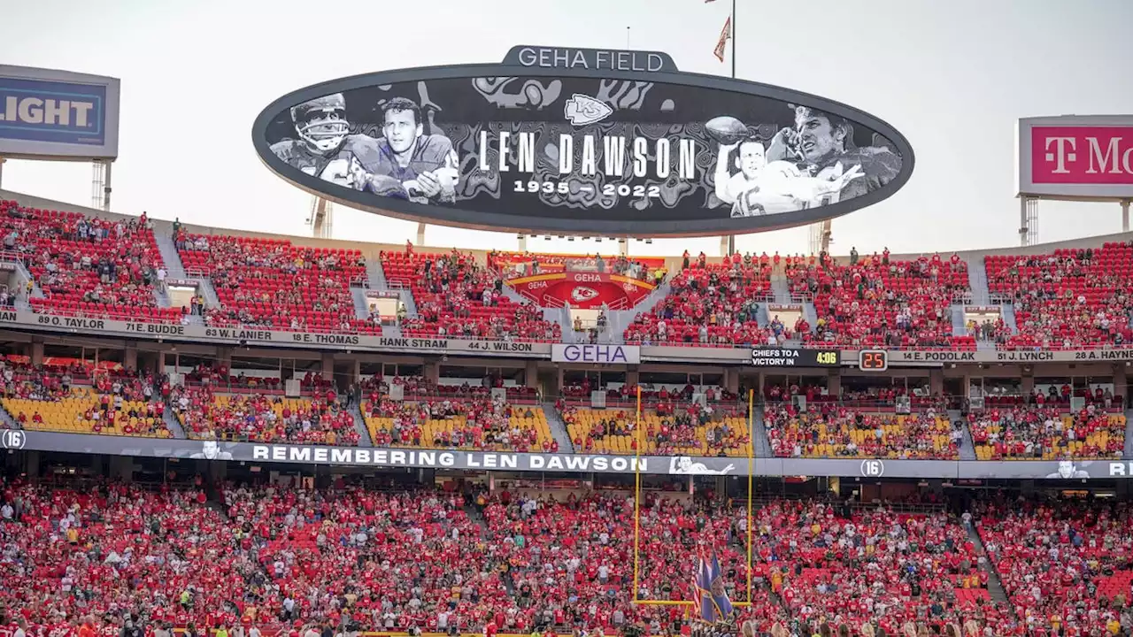 Chiefs begin preseason game vs. Packers with tribute to Hall of Fame QB Len Dawson