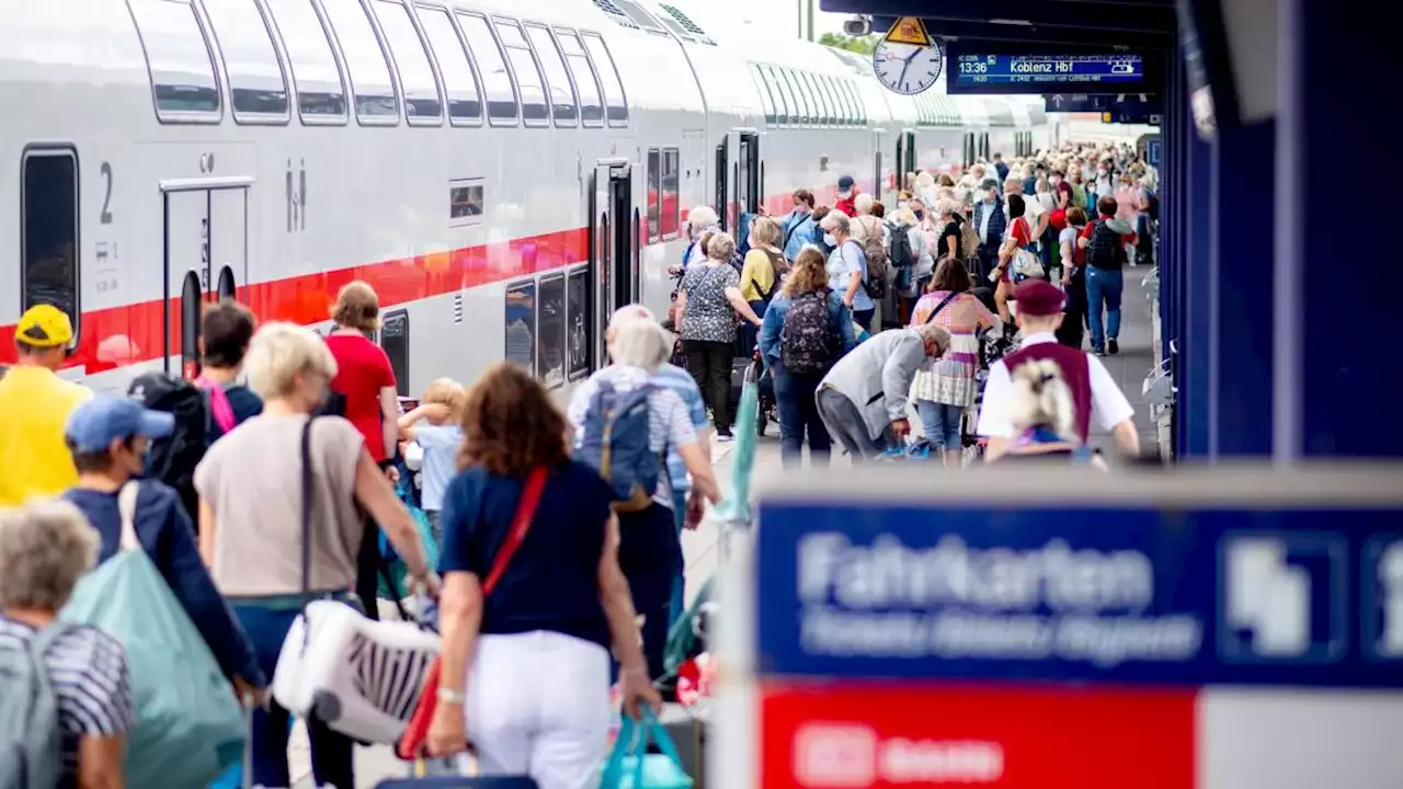 Bahnbeschäftigte laut Gewerkschaft froh über das Ende des 9-Euro-Tickets