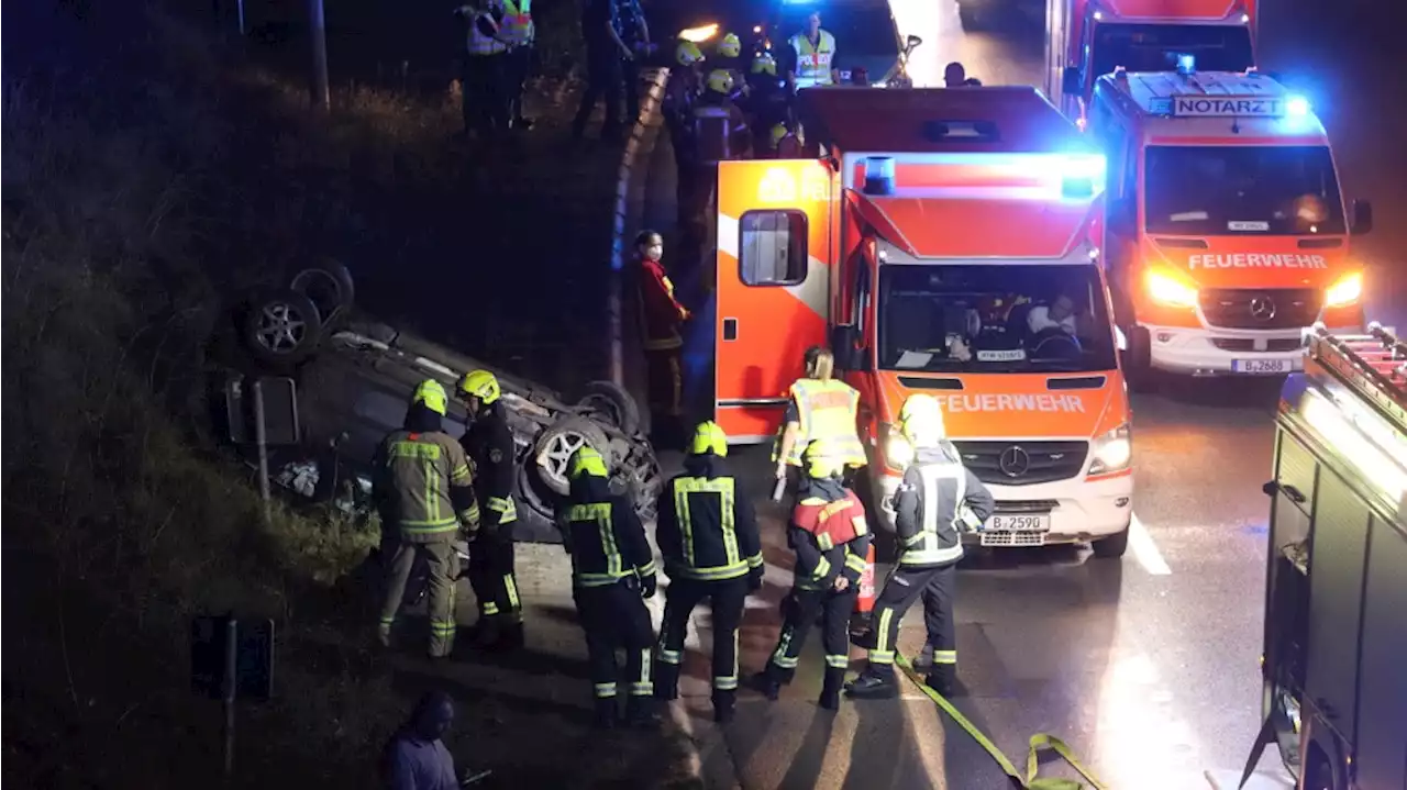 Unfall auf A100: Auto überschlägt sich – keine Rettungsgasse