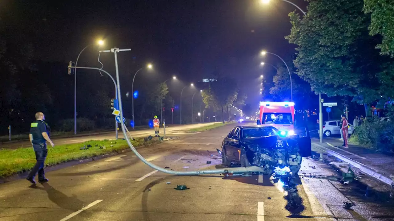 Landsberger Allee: Raser kommt von Straße ab – schwer verletzt