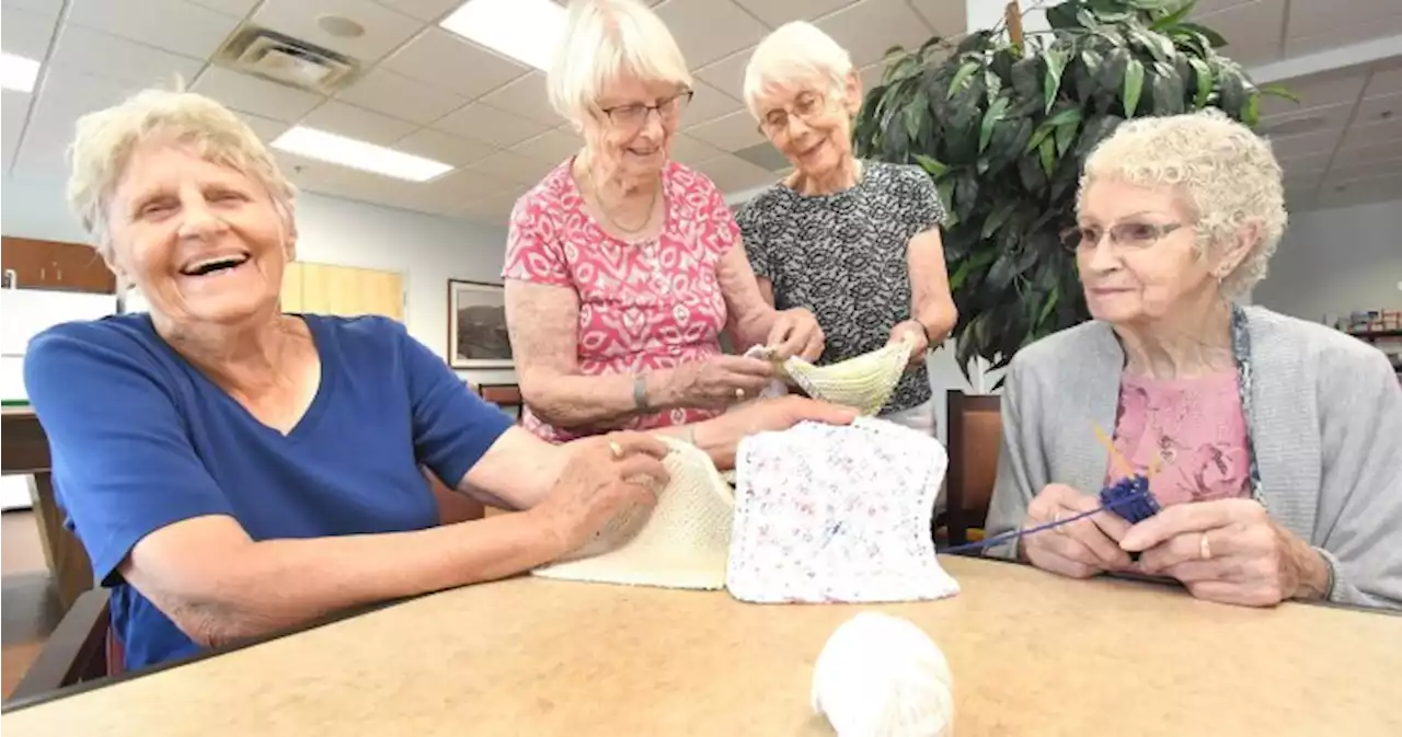 Knitting needles in hand, group of South Okanagan seniors donate blankets to Mamas for Mamas - Okanagan | Globalnews.ca