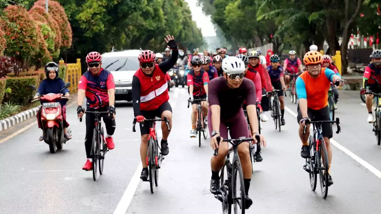 Banteng Gowes Kemerdekaan di Pontianak, Hasto Sampaikan Salam Bu Mega dan Puji Komitmen Jokowi