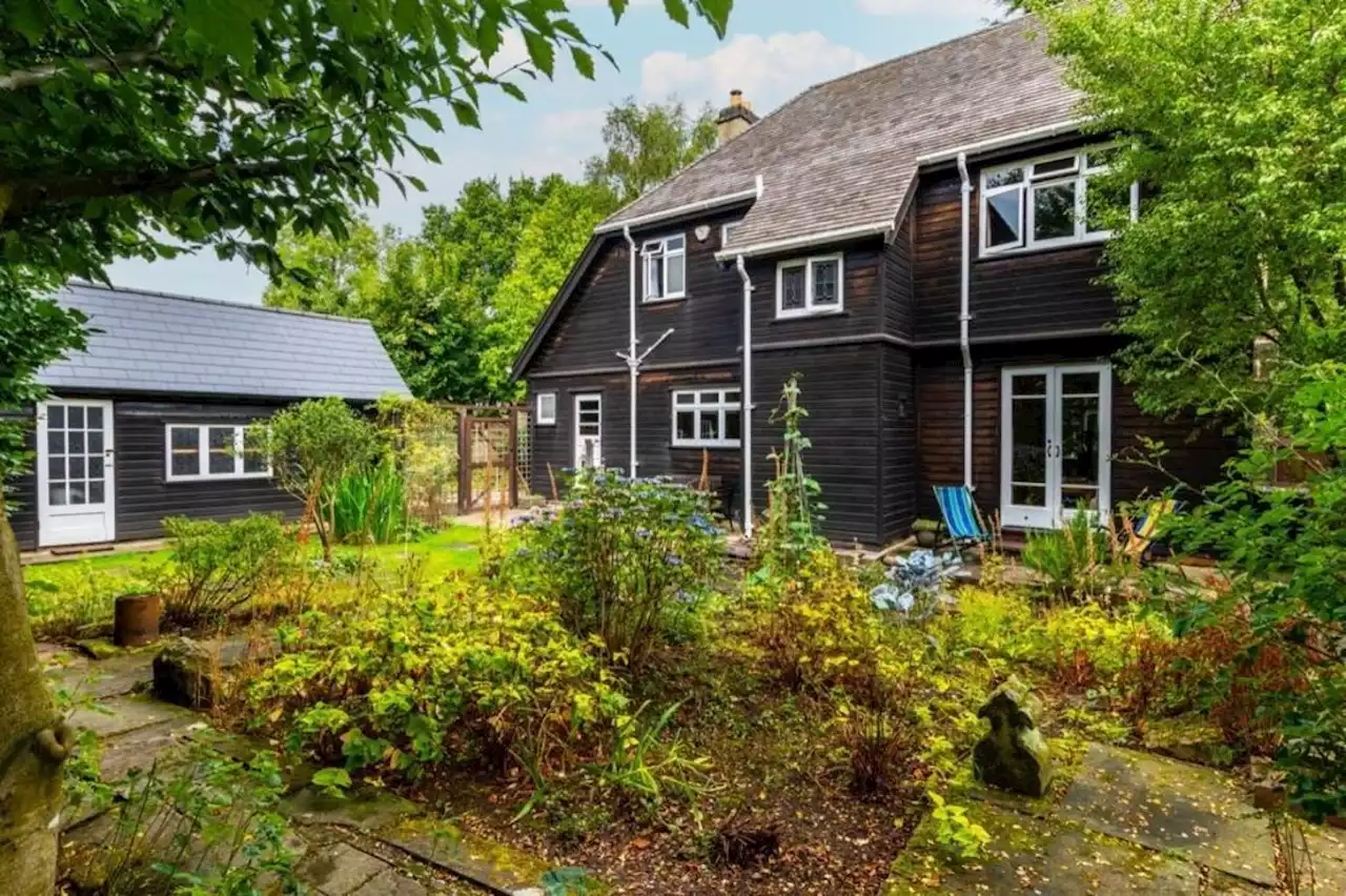 This three bed countryside home in Adel offers the perfect gardener's paradise