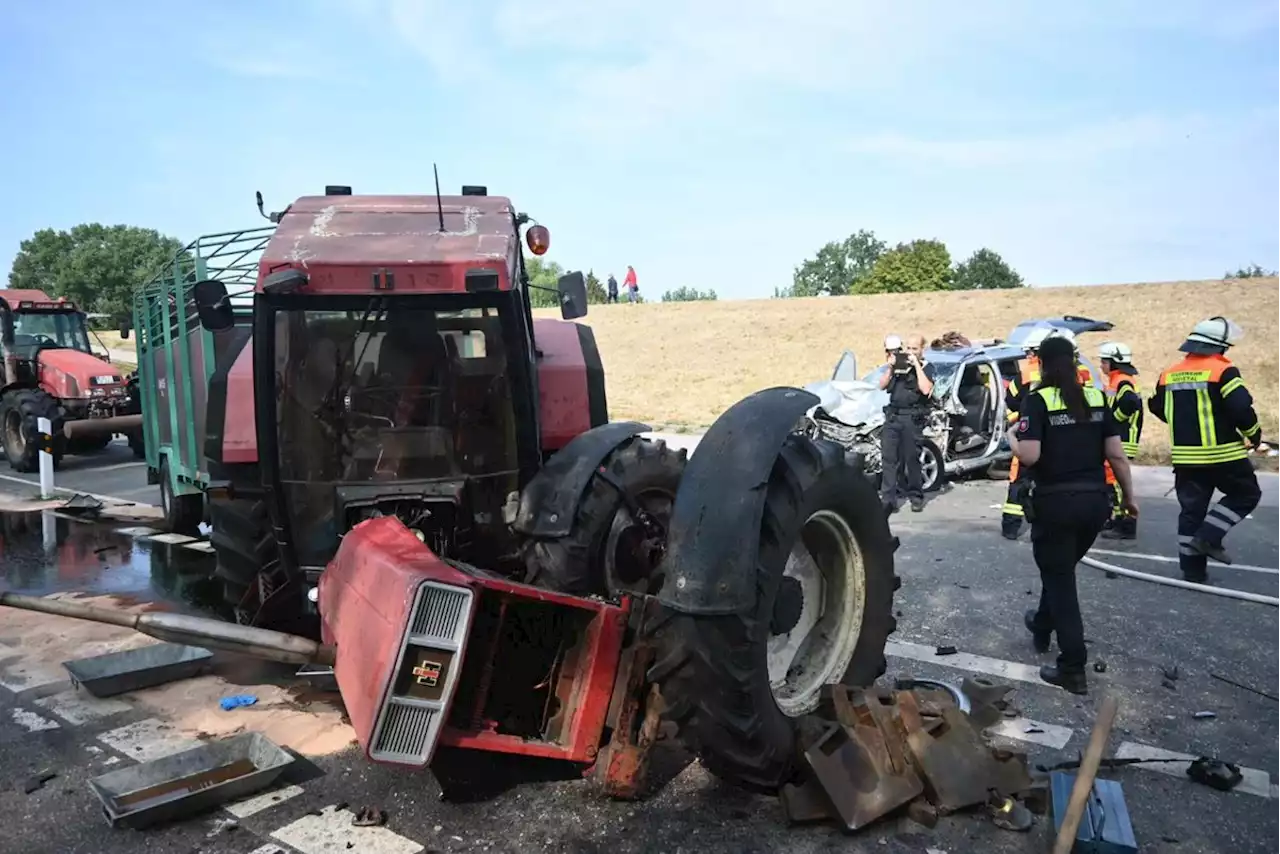 Frau nach Frontalzusammenstoß mit Trecker schwer verletzt