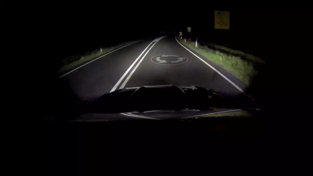 Ford tests shape-projecting headlights