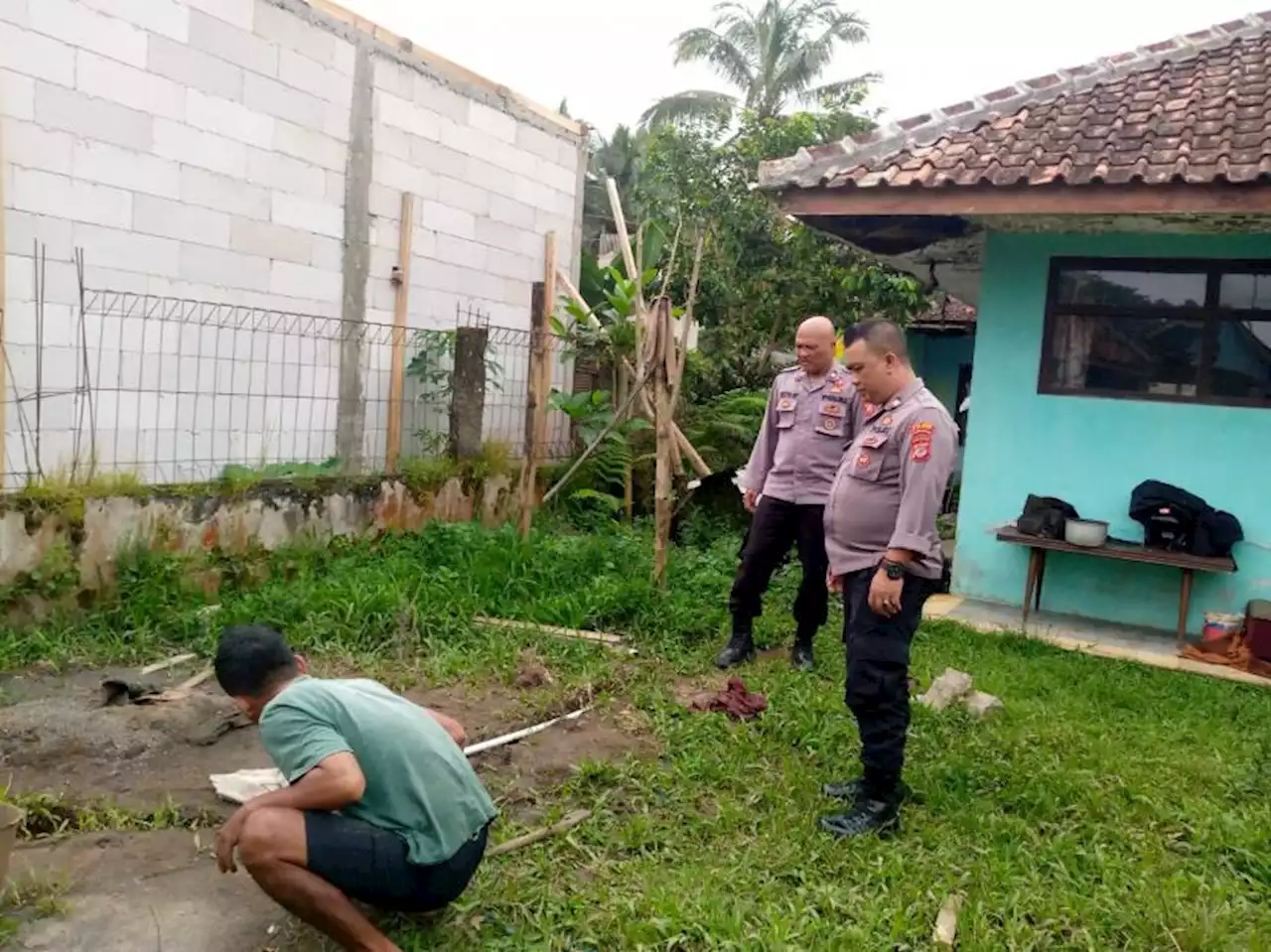 Polisi Jaga Sumur Borr yang Keluarkan Bau Gas di Tasikmalaya |Republika Online