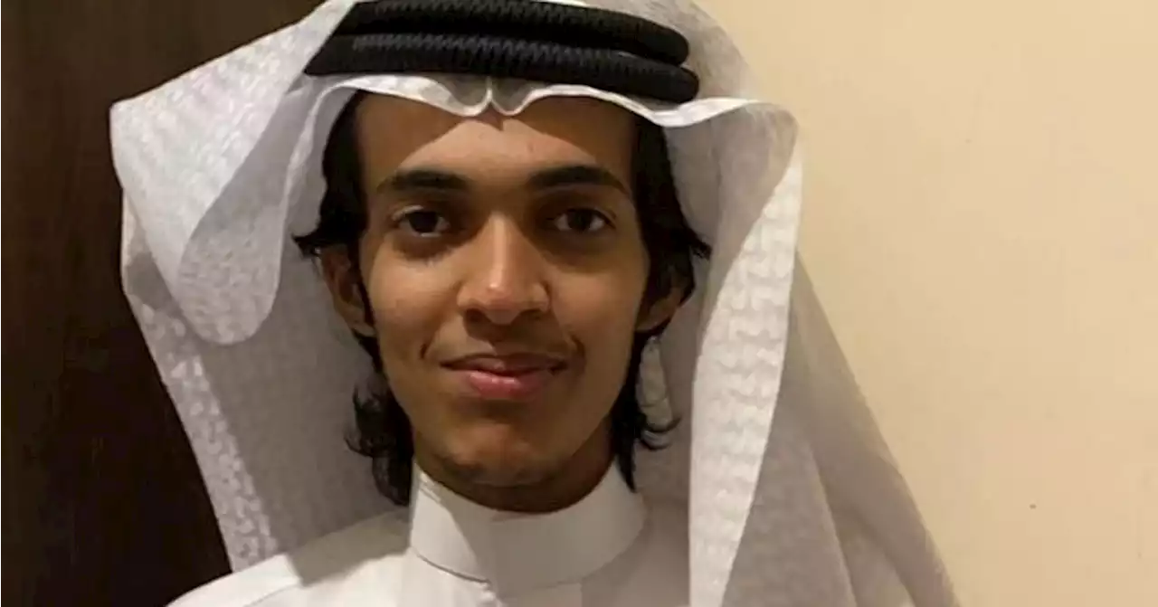 طالب بجامعة المؤسس يؤلِّف كتابًا يتحدث عن 40 تخصصًا بأسلوب مُبسَّط