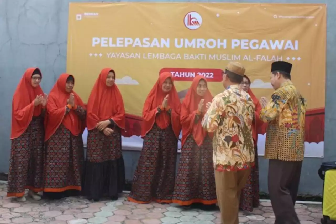 Yayasan Al Falah Sragen Berangkatkan 6 Pegawai Terbaiknya Umrah