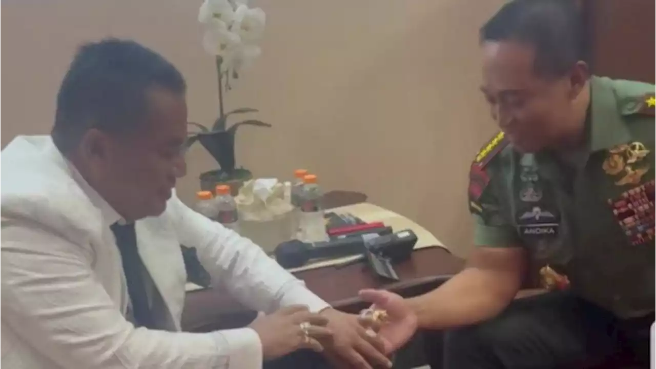 Gaya Hotman Paris Pamer Cincin Berlian ke Panglima TNI Andika Perkasa